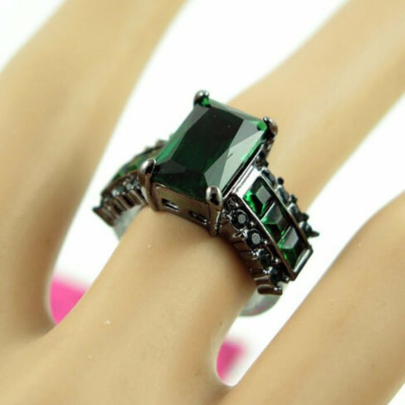 Betsey Johnson Green Crystal Fashion Ring - Picture 2 of 7